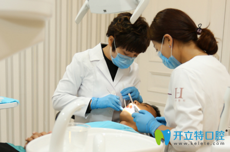 陳庭威主任進(jìn)行牙齒手術(shù)中