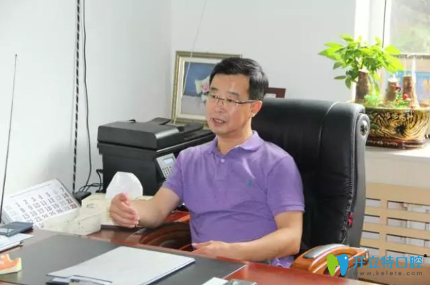 辦公中的劉登豐院長