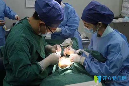 王明為患者進(jìn)行穿顴種植手術(shù)
