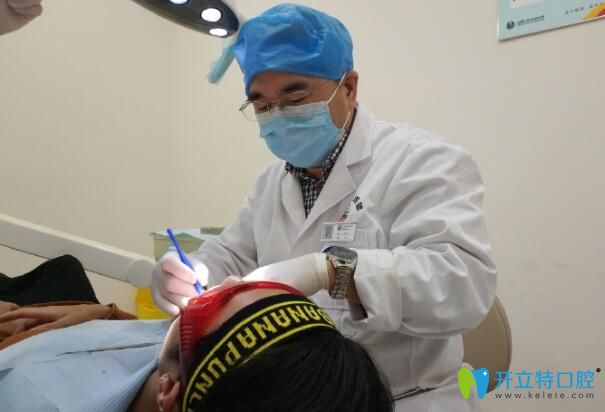 諾德齒科院長(zhǎng)鮑立峰為患者治療