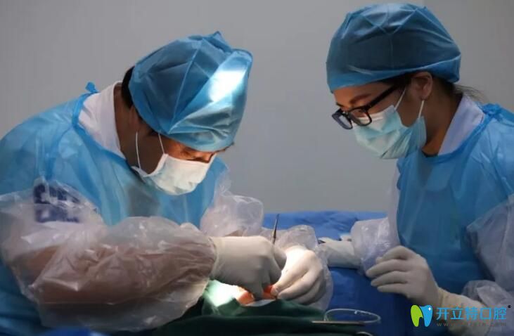 患者種牙心切，張尚堅(jiān)院長(zhǎng)加班親種