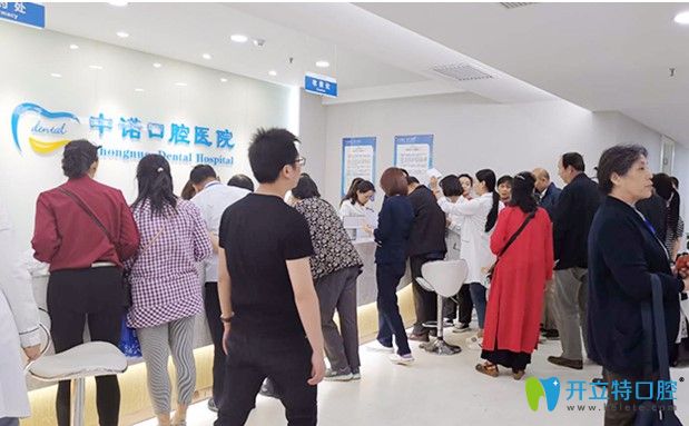 多位顧客紛紛參與現(xiàn)場優(yōu)惠政策