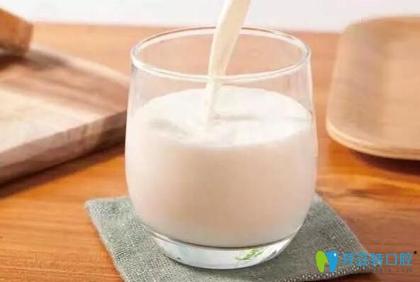 折斷的牙齒可以先放在牛奶里