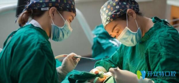 南昌輝煌口腔白彭醫(yī)院在給老爸做種植牙手術