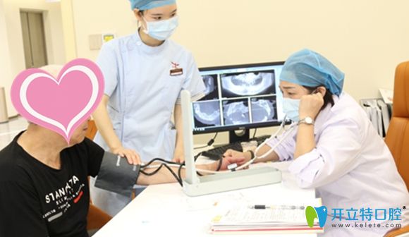老伯在佛山春芽口腔做種牙前的檢查