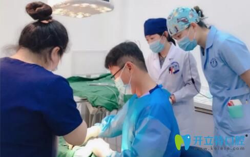 煙臺(tái)姜信模醫(yī)生在口腔治療中 煙臺(tái)姜信模醫(yī)生在口腔治療中