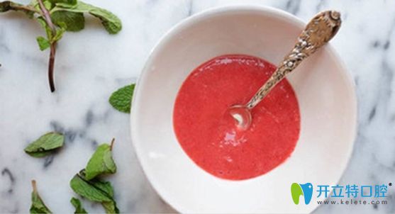 草莓加發(fā)酵粉可祛除牙結(jié)石