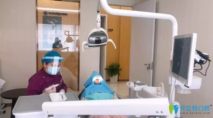 南京做個(gè)牙齒矯正多少錢?康美口腔進(jìn)口托槽矯正價(jià)格才12800