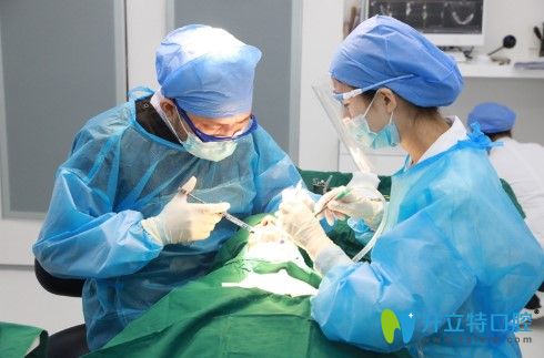 海德堡聯(lián)合口腔醫(yī)院徐齊富正在做種植手術(shù) 海德堡聯(lián)合口腔醫(yī)院徐齊富正在做種植手術(shù)