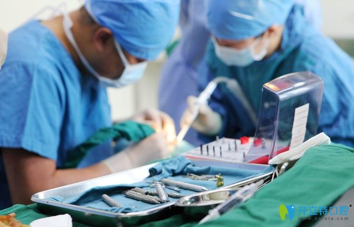 海德堡聯(lián)合口腔種植牙醫(yī)生吳華庭手術(shù)中照片