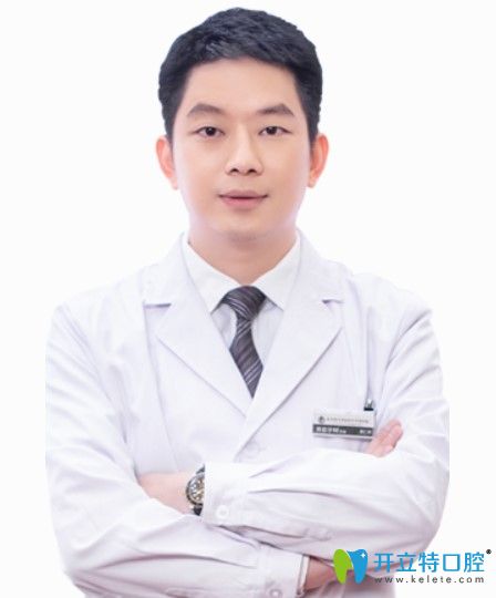 維多利亞口腔正畸醫(yī)生黃仁輝