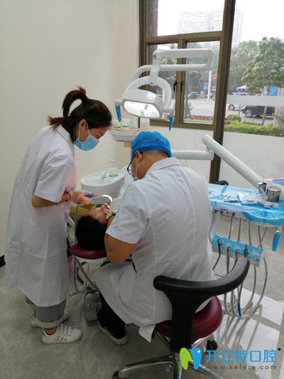 口腔醫(yī)生細致耐心的為顧客就診 口腔醫(yī)生細致耐心的為顧客就診