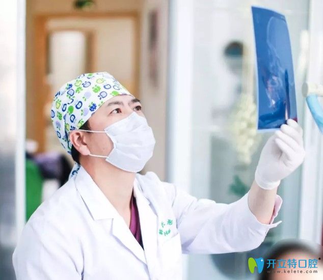 趙炳澳醫(yī)生在看牙片