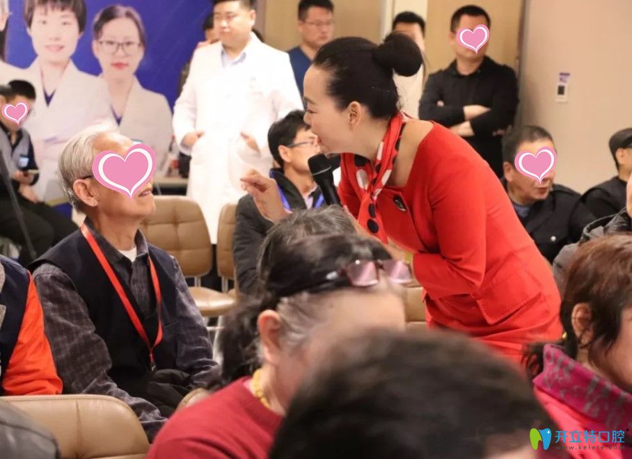 大爺就自己的牙齒情況咨詢(xún)張?jiān)洪L(zhǎng)如何種牙