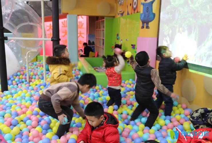 南昌輝煌口腔進(jìn)賢分院兒童娛樂區(qū)