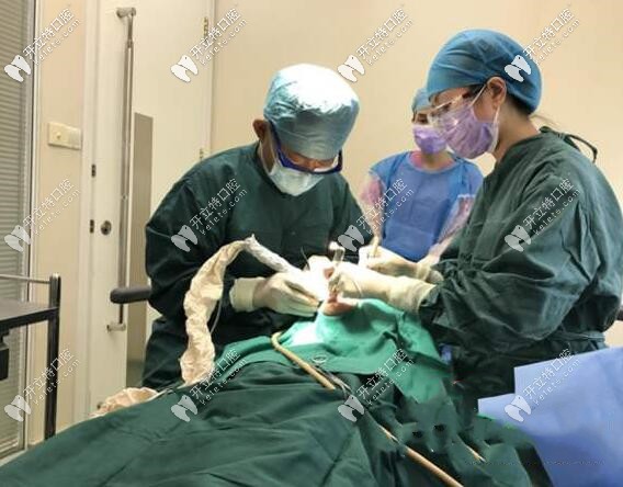 臺(tái)州牙博士口腔簡(jiǎn)小沖醫(yī)生在做種植手術(shù)中 臺(tái)州牙博士口腔簡(jiǎn)小沖醫(yī)生在做種植手術(shù)中