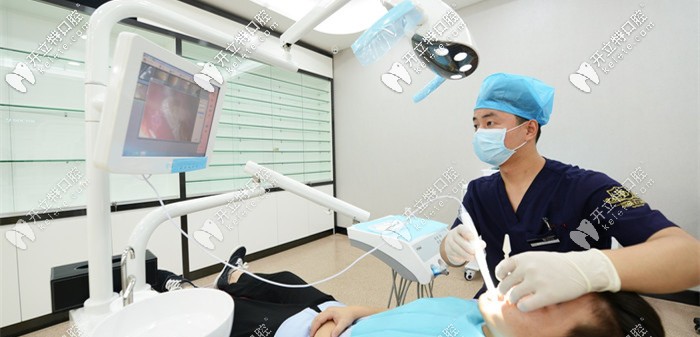 專業(yè)的醫(yī)生為顧客診療 專業(yè)的醫(yī)生為顧客診療