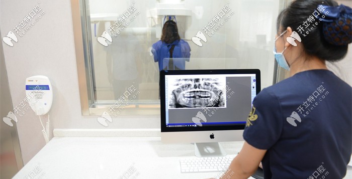 醫(yī)生為顧客拍牙齒的CT 醫(yī)生為顧客拍牙齒的CT