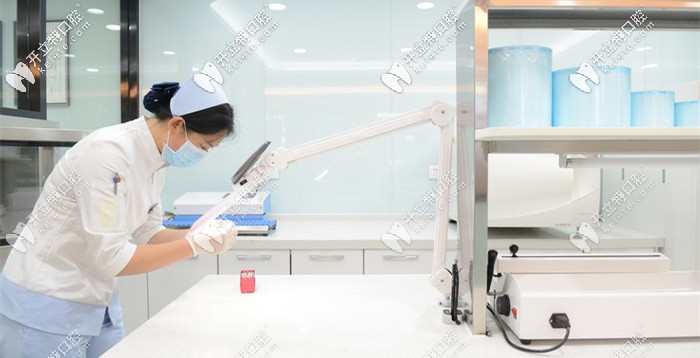 護(hù)士在為器械消毒 護(hù)士在為器械消毒