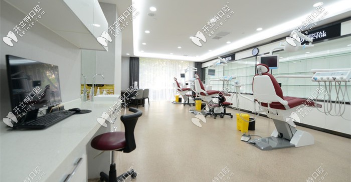 干凈整潔的洗牙區(qū)域 干凈整潔的洗牙區(qū)域