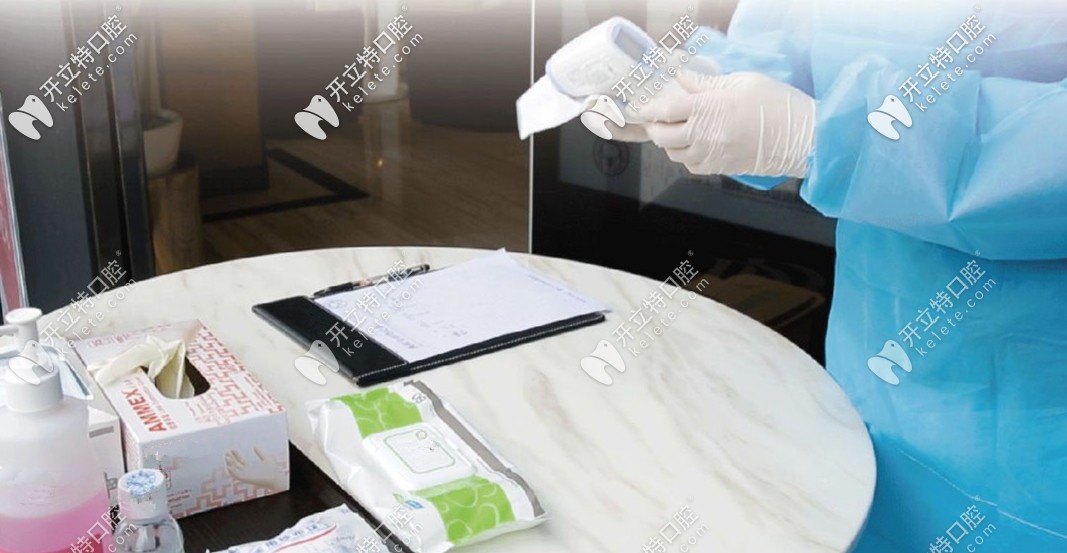 進(jìn)院的顧客提供一次性手套及測(cè)量溫度