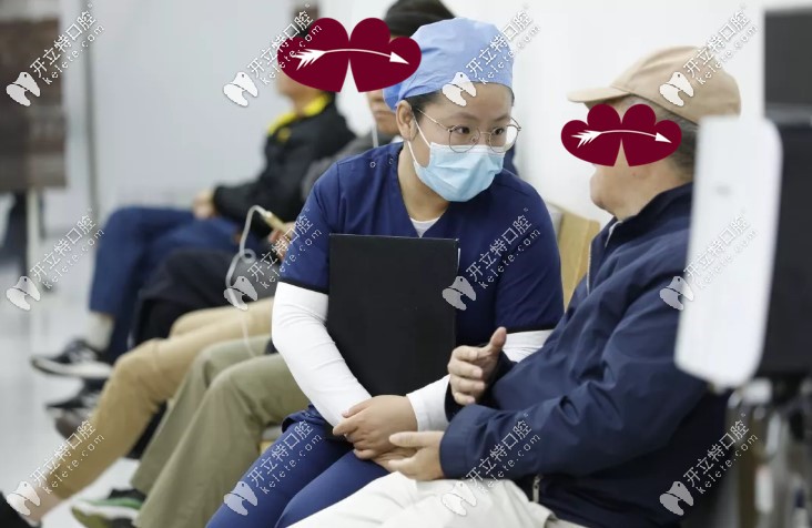 爺爺與醫(yī)護小姐姐交談中