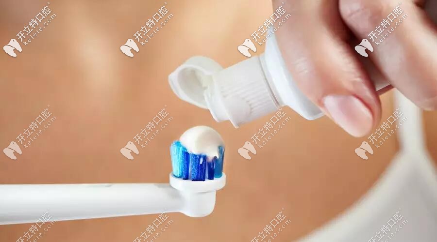 用電動(dòng)牙刷刷牙