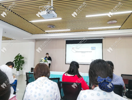 重慶團(tuán)圓開(kāi)診前全體員工進(jìn)行疫情相關(guān)防護(hù)知識(shí)