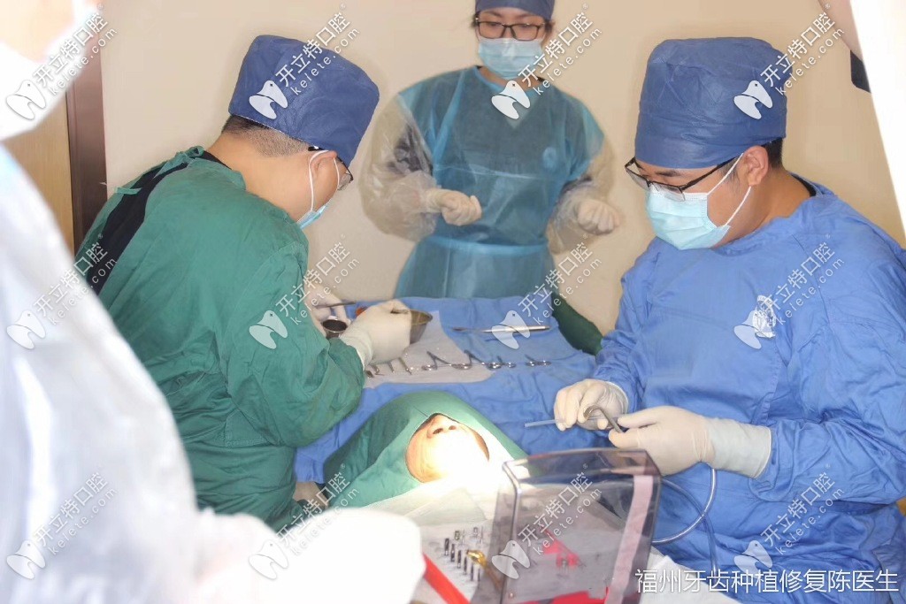 陳醫(yī)生給顧客做種植牙圖示