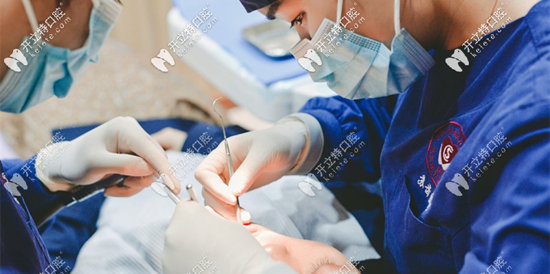 為顧客做口腔治療