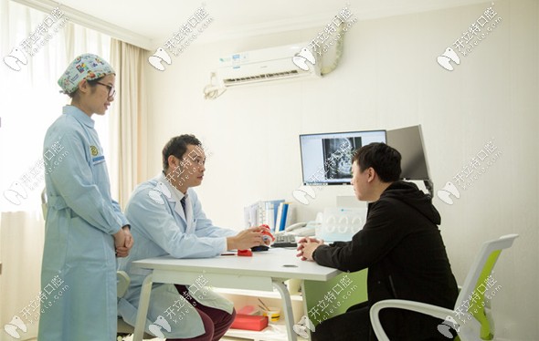 珠海九龍口腔醫(yī)生看診圖