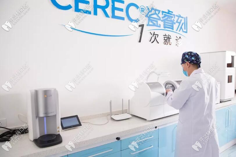 為張大爺制作牙冠的瓷?？淘O(shè)備