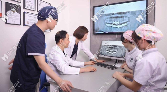 種植團(tuán)隊(duì)對(duì)顧客的口腔情況進(jìn)行評(píng)估，并設(shè)計(jì)種植方案