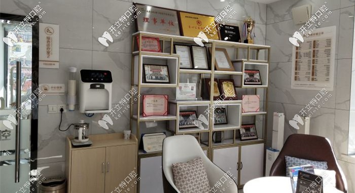 大廳的架子上擺滿了證書