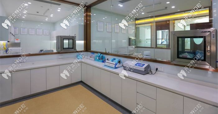 摩爾齒科的消毒室