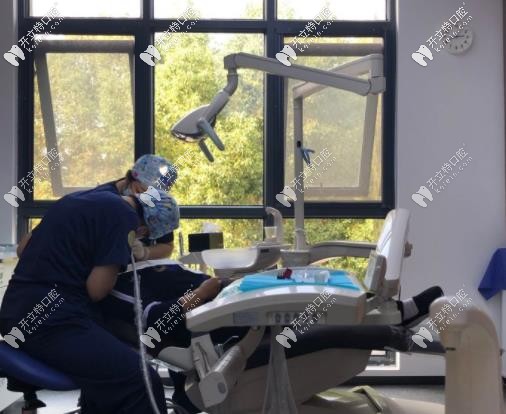 牙一生口腔的醫(yī)生在進行診療 牙一生口腔的醫(yī)生在進行診療