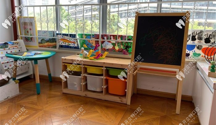 松井口腔也為兒童專(zhuān)門(mén)布置了游樂(lè)區(qū)