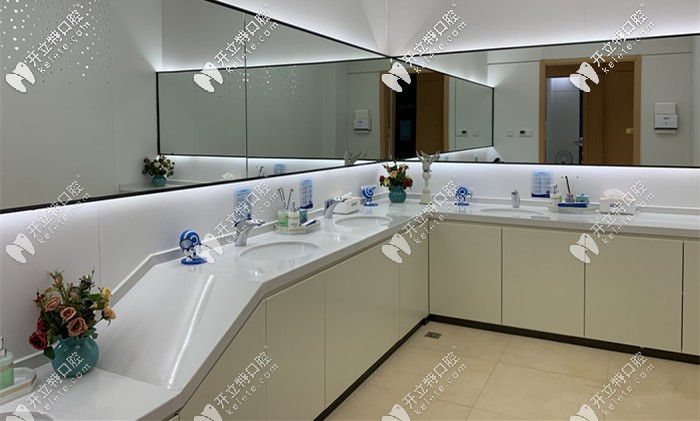 廁所設(shè)計合理，低的那個是兒童專用的