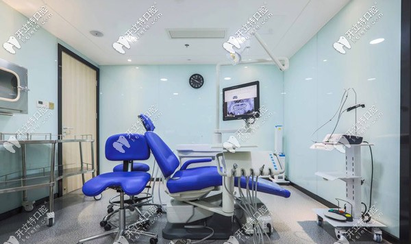 小姑娘帶我參觀了他們的種植手術(shù)室