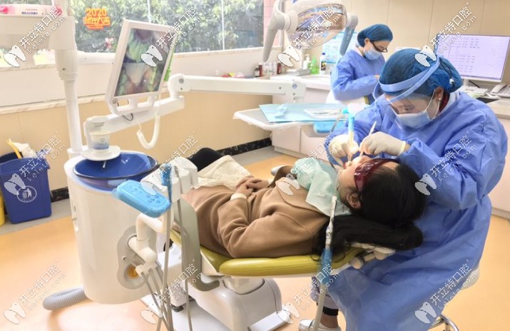 牙管家醫(yī)生為顧客的治療過程 牙管家醫(yī)生為顧客的治療過程