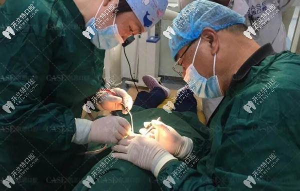 張靜其醫(yī)生為顧客做種植手術
