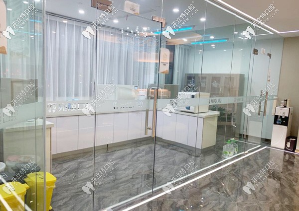 二樓大廳玻璃消毒室