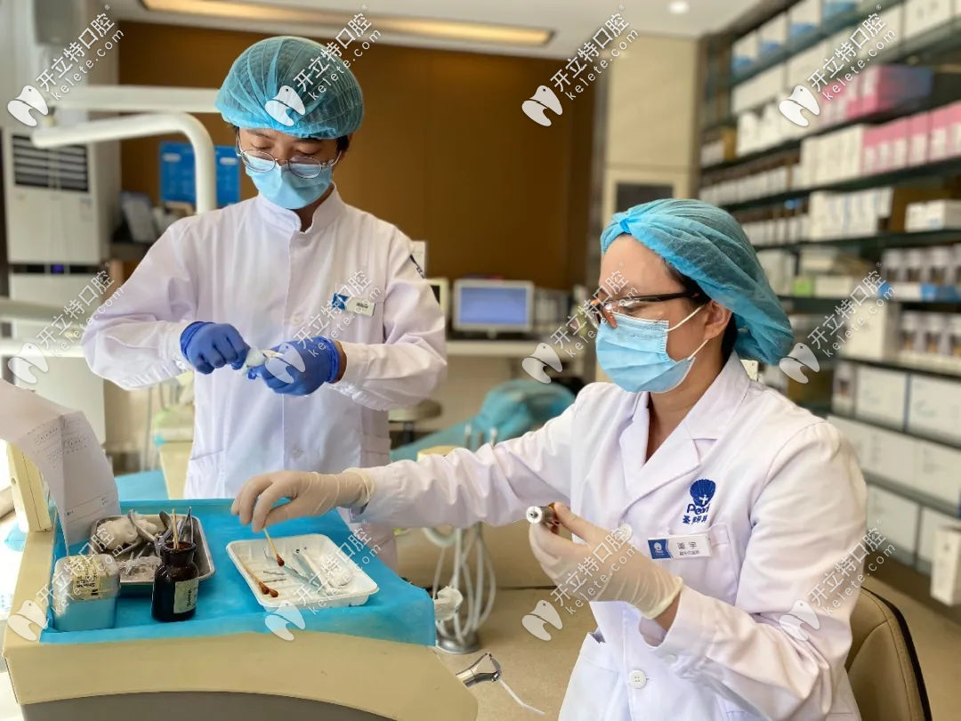 譚老師用心工作中