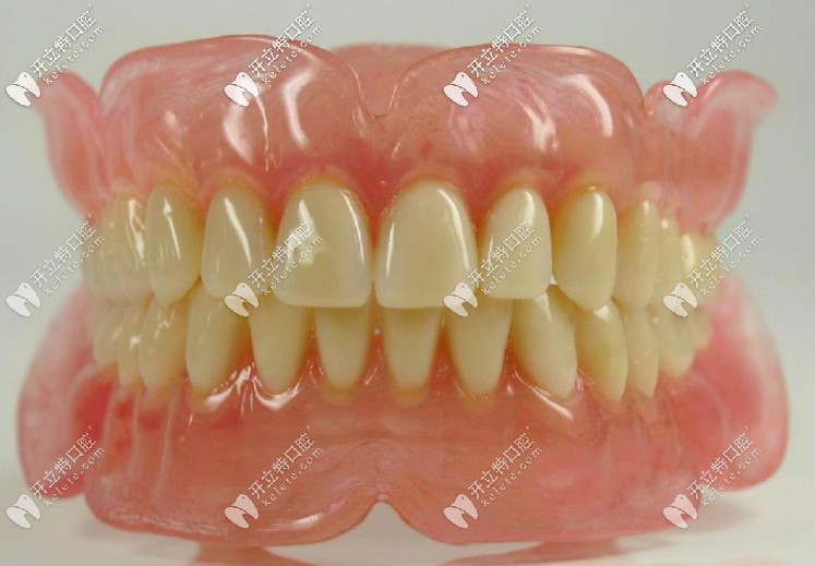 裝假牙固定的好還是活動(dòng)的好？全口的一般要多少錢