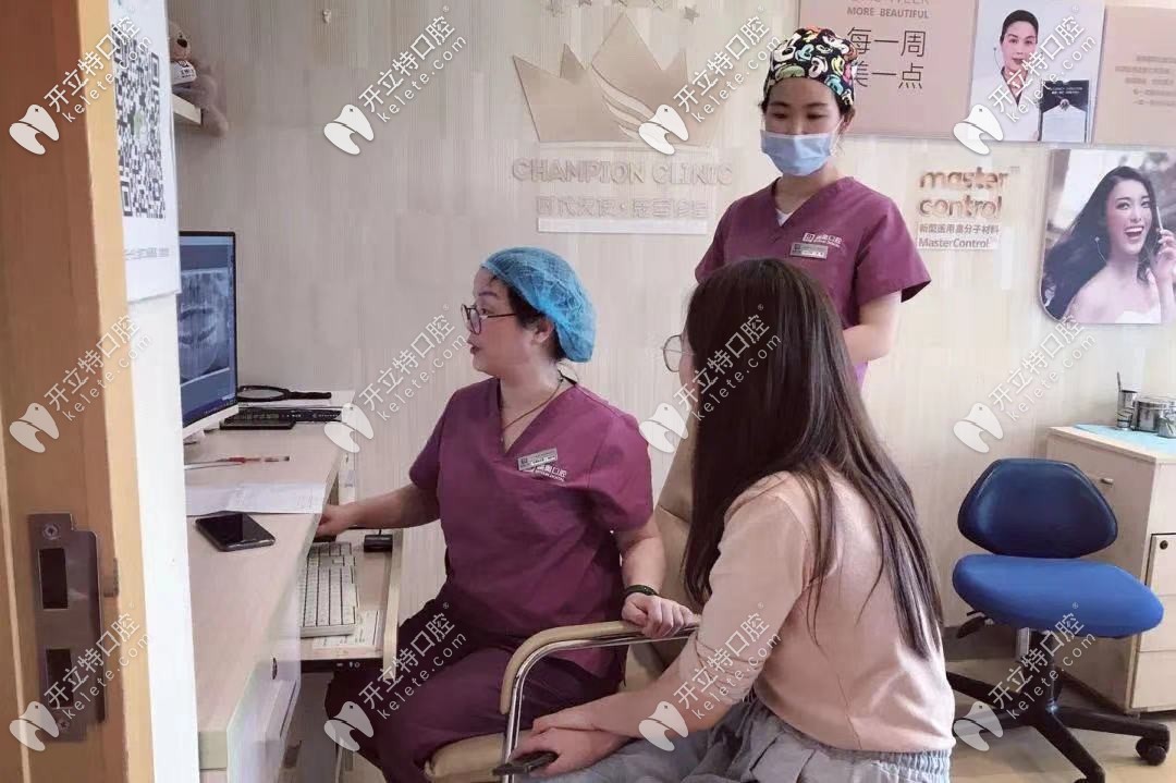 熊安鳳-細(xì)心給顧客講解多種矯正方案