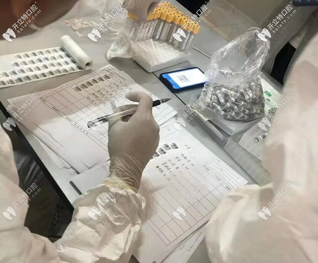 醫(yī)護人員進行核酸檢測 醫(yī)護人員進行核酸檢測