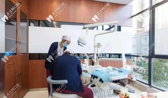 華益口腔的醫(yī)生在為顧客提供治療