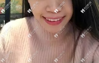 在瑞泰口腔佩戴隱形牙套矯正的樣子