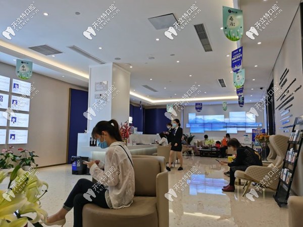 總結(jié)出南寧柏樂口腔醫(yī)院醫(yī)生列表,評價(jià)哪個醫(yī)生做種植牙好