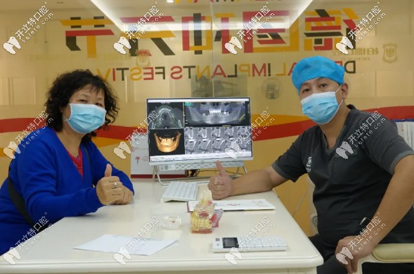 王阿姨和醫(yī)生合影